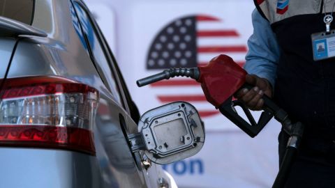 En qué consiste el plan de Biden para bajar rápidamente el precio de la gasolina