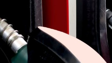 Por qué quedarte con menos de un cuarto de tanque de gasolina en tu auto puede resultar muy costoso