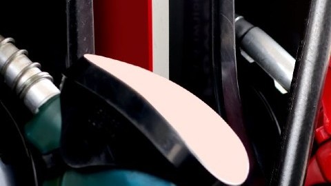 Por qué quedarte con menos de un cuarto de tanque de gasolina en tu auto puede resultar muy costoso