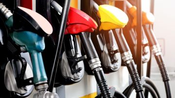 Por qué quedarte con menos de un cuarto de tanque de gasolina en tu auto puede resultar muy costoso