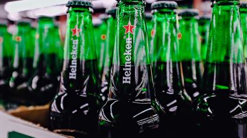 Heineken y Carlsberg dejarán Rusia por ataque armado a Ucrania