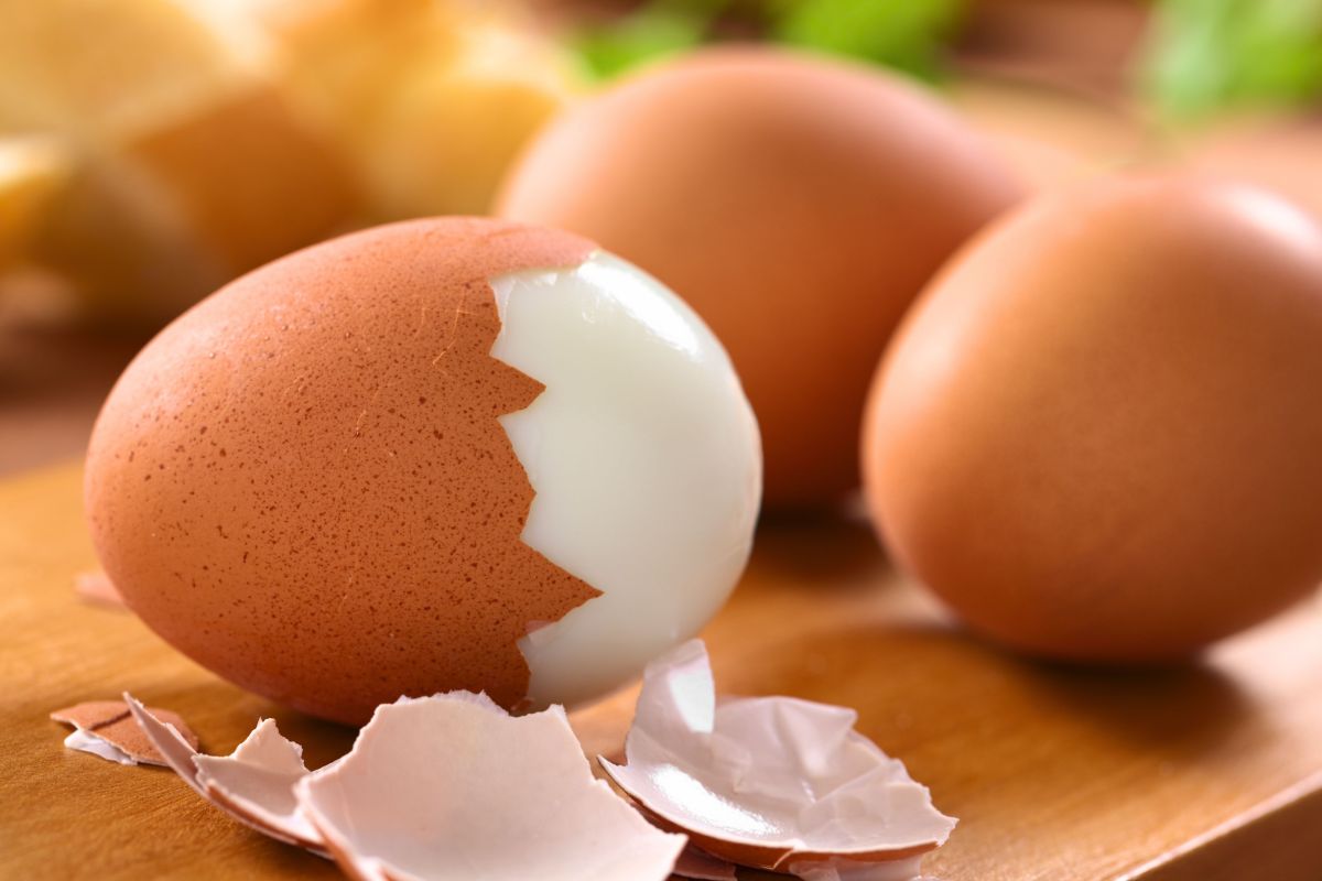 El truco ideal para “pelar” los huevos cocidos a la perfección, según una leyenda de la cocina
