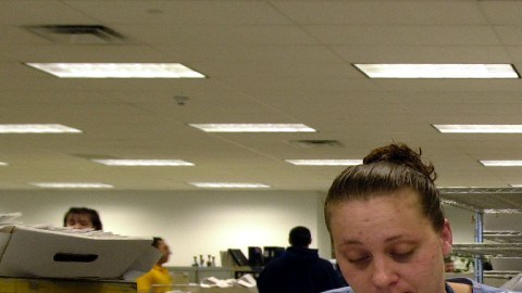 Retrasos en el reembolso de impuestos: el IRS contratará 10,000 empleados para procesar millones de declaraciones pendientes