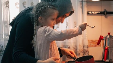 Madre ucraniana recrea con su hija los juegos de "La vida es bella" para ocultarle el dolor de la guerra