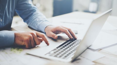 Foto de un hombre usando una laptop