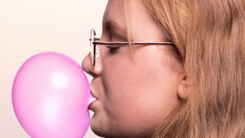 Estudiante en Tennessee, demanda a su colegio porque permite que sus compañeros mastiquen chicle