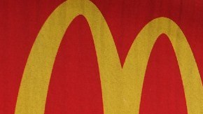 Una cadena rusa de comida rápida busca ser el próximo McDonald’s y casi le copia el logotipo