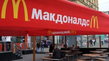 Una cadena rusa de comida rápida busca ser el próximo McDonald’s y casi le copia el logotipo