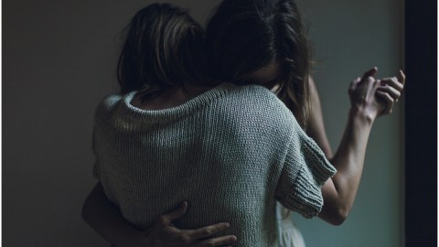 El hombre robó un arma y obligó a las víctimas que tenían una deuda por las drogas.