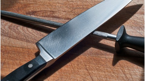 La cabeza del hombre estaba dentro de una cubeta.
