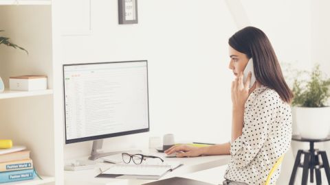 Según un nuevo estudio, las mujeres madres con título universitario no dejaron su trabajo durante la pandemia