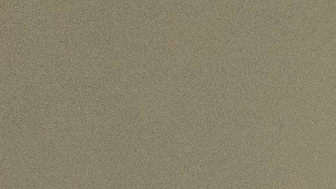 Foto de una mujer mayor usando una laptop con algunos papeles en sus manos