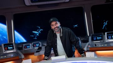 El actor Oscar Isaac visitó el el Star Wars: Galactic Starcruiser.