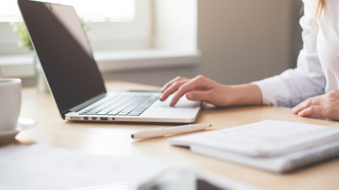 Foto de una mujer usando una laptop