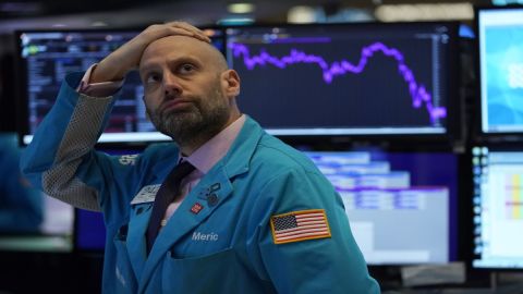 El alza en los precios del petróleo no llevará a una recesión como la de 2008, asegura experto de Bank of America