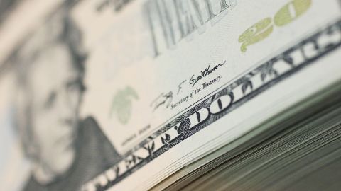 Los estados en EE.UU. discuten recortes impositivos a la gasolina, alimentos e ingresos
