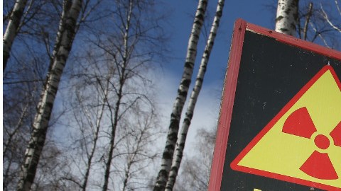 El ejército ruso atravesó el lugar levantando polvo radiactivo sin protección.