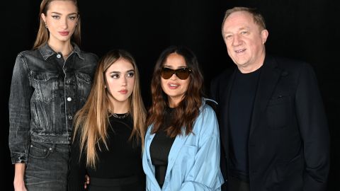 Salma Hayek y su familia conquistan las cámaras del desfile de Balenciaga en París