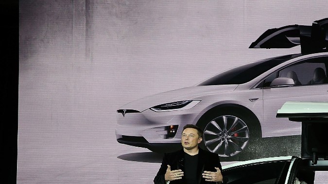 Tesla pagará a sus empleados ucranianos en EE.UU. por 3 meses si son reclutados para luchar contra Rusia