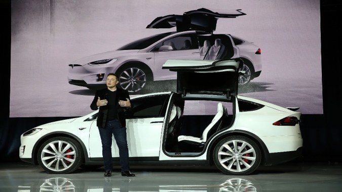 Tesla pagará a sus empleados ucranianos en EE.UU. por 3 meses si son reclutados para luchar contra Rusia