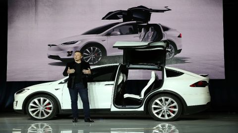 Tesla pagará a sus empleados ucranianos en EE.UU. por 3 meses si son reclutados para luchar contra Rusia