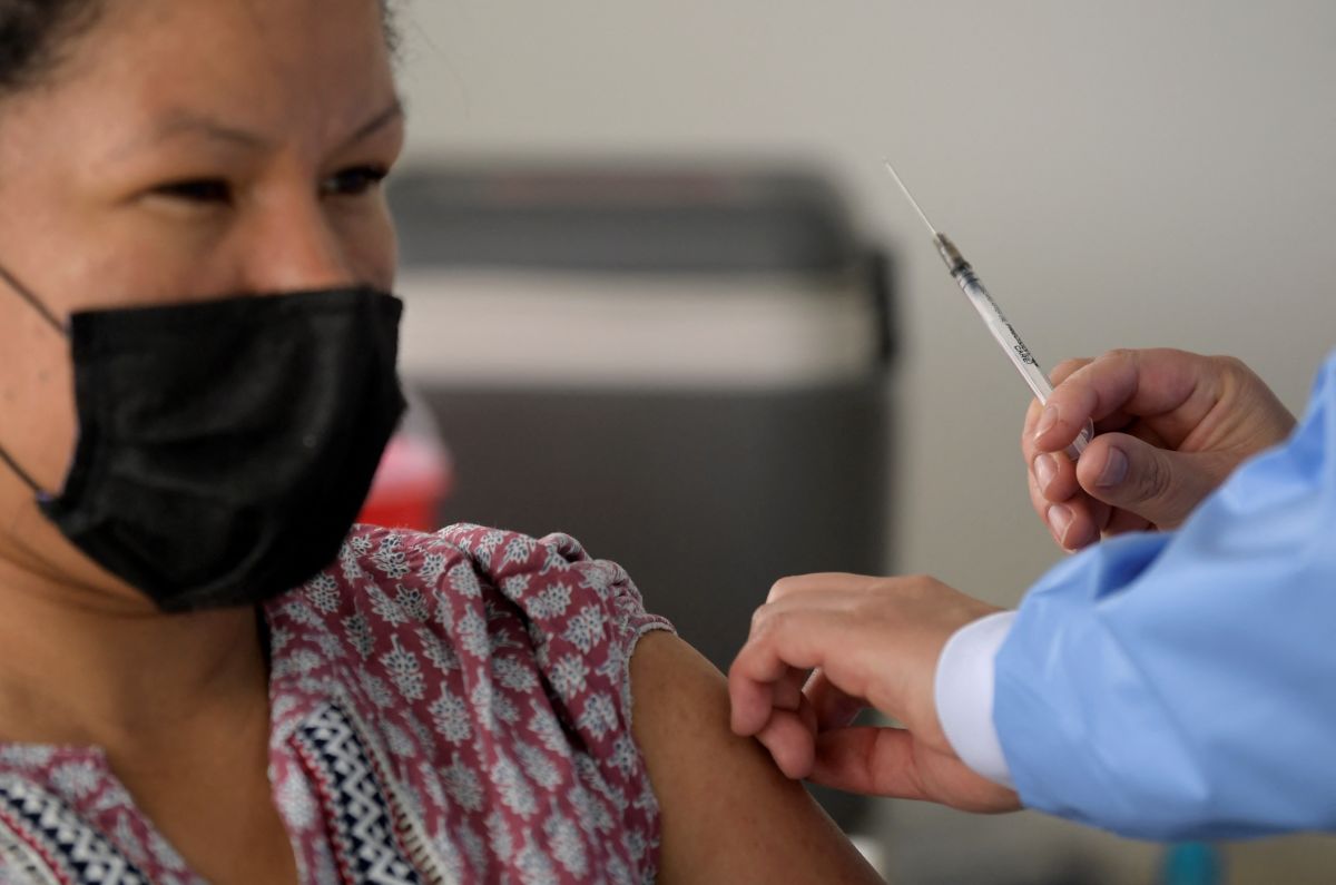 A partir del 30 de marzo, los mayores de 50 años podrán ponerse en Los Ángeles, la segunda vacuna de refuerzo contra covid-19. (Getty Images)