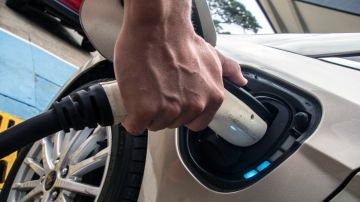 Cómo los altos precios de la gasolina impulsan a los consumidores a apostar por los autos eléctricos