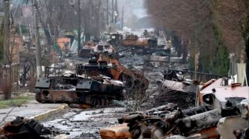 Rusia y Ucrania: el cementerio de cadáveres y tanques quemados en Bucha, un suburbio de Kiev, tras la retirada de ropas rusas