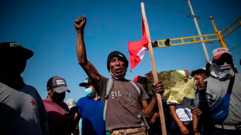 Perú: el gobierno de Pedro Castillo decreta el estado de emergencia en Lima para contrarrestar las protestas que dejaron 4 muertos