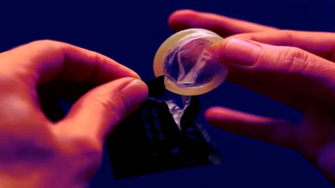 "Se quitó el condón y confesó, pero la justicia no lo castigó": el caso de la brasileña víctima de "stealthing"