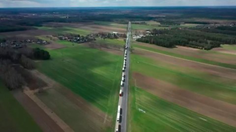 La gigantesca fila de más de 80 km que formaron los últimos camiones de carga rusos en abandonar la Unión Europea