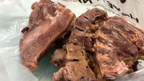 Covid en Shanghái: las dramáticas historias de los habitantes confinados que tratan de conseguir comida