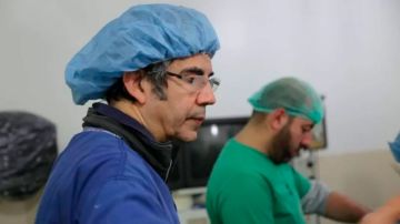 "Bombardear hospitales y matar médicos es un arma de guerra real. Es simplemente despreciable": el cirujano que ayuda a operar remotamente a los heridos en Ucrania