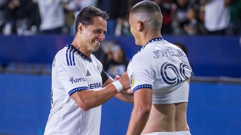 Javier 'Chicharito' Hernández (i) no marcó pero sí celebró el gol del LA Galaxy.