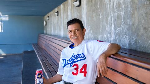 Fernando Valenzuela se une a Estrella Jalisco y juntos presentan la nueva Michelada Dodgers.