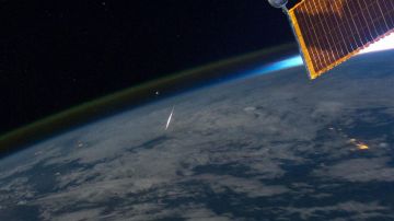 Un meteoro cae hacia la Tierra