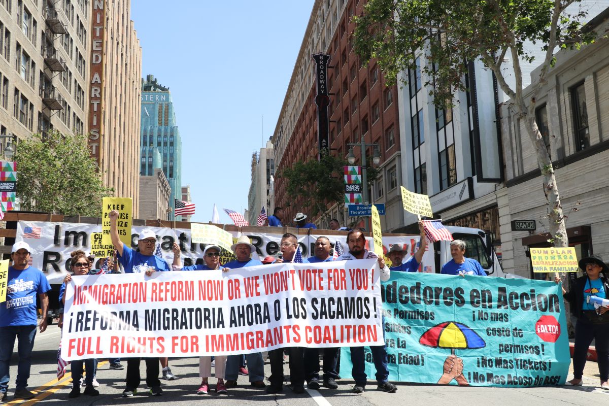 Decenas de inmigrantes marcharon ayer en las calles del centro de Los Ángeles.