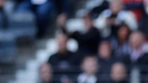 El partido estuvo detenido durante varios minutos.