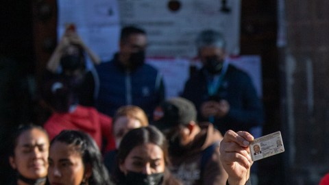 AMLO realiza voto en Consulta de Revocación de Mandato: “el pueblo pone y quita”