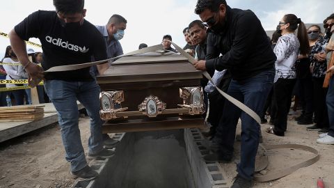 Sepultan a la joven mexicana Debanhi Escobar en medio de reclamos de justicia