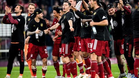 La plantilla del Bayern Múnich celebra su décimo título consecutivo.