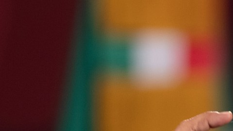 AMLO "toca madera" para que diputados aprueben la Reforma Eléctrica