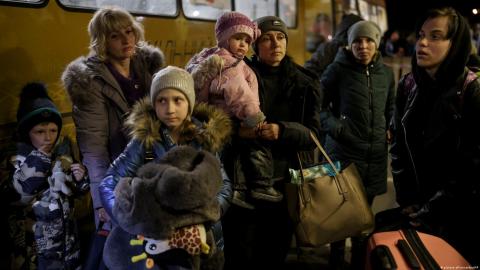 Ucrania abre 7 corredores humanitarios y denuncia bloqueo a Mariúpol