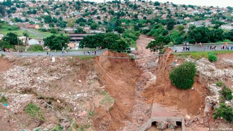 Inundaciones en Sudáfrica ya dejan casi 450 muertos