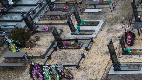 Ucrania identifica a 900 muertos en la guerra