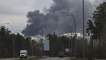 Una columna de humo se eleva sobre la ciudad de Kiev