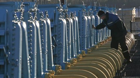 Gazprom suspende "por completo" el suministro de gas a Polonia y Bulgaria