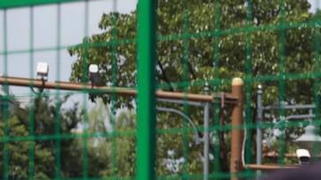 Shanghái valla entradas de zonas afectadas por COVID-19, desatando nueva ola de indignación