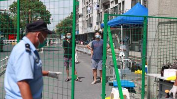 Shanghái valla entradas de zonas afectadas por COVID-19, desatando nueva ola de indignación