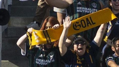 Javier 'Chicharito' Hernández celebra su gol con el LA Galaxy ante el LAFC.